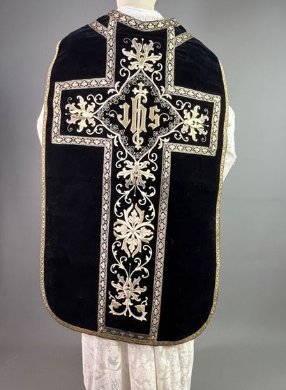 Chasuble romaine en velours noir et fil d'argent....