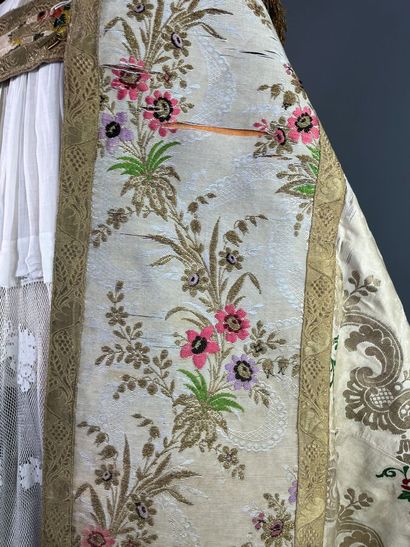 Chape romaine en damas de soie broché fleuri...