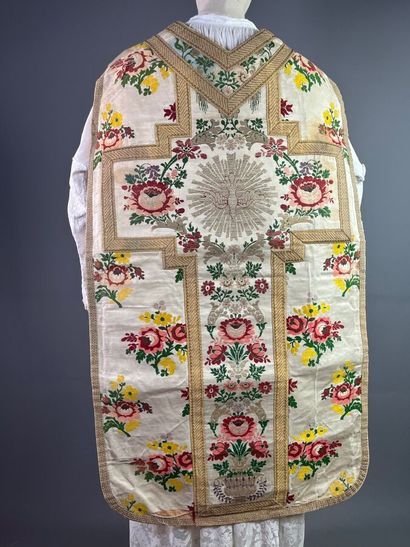 Chasuble romaine en soie brochée beige semée...