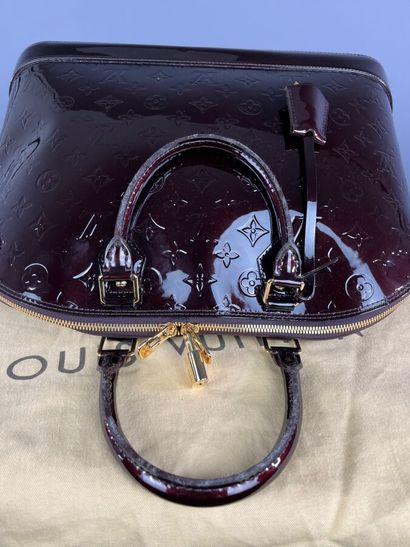 LOUIS VUITTON - Sac à main ALMA MM cuir verni...
