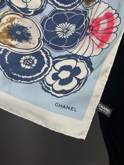 CHANEL Paris. Echarpe en soie blanche et...