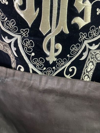 Chasuble romaine en velours noir et fil d'argent....