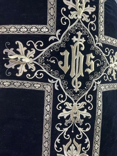 Chasuble romaine en velours noir et fil d'argent....