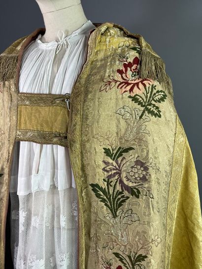Chape romaine en brocart d'or - XIXème siècle

Le...