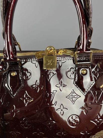 LOUIS VUITTON - Sac à main ALMA MM cuir verni...