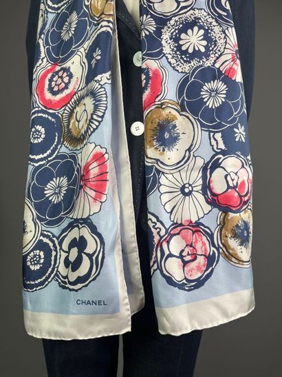 CHANEL Paris. Echarpe en soie blanche et...