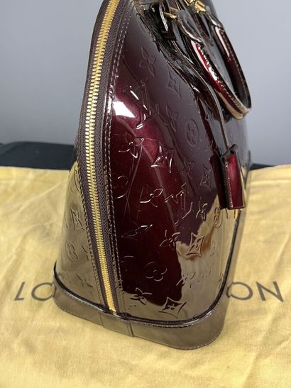 LOUIS VUITTON - Sac à main ALMA MM cuir verni...