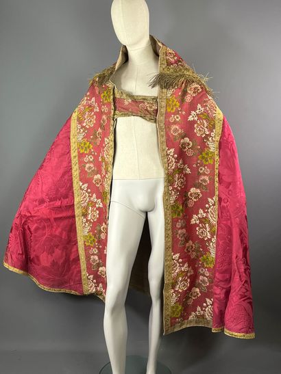 Chape romaine en damas de soie rouge - XIXème...
