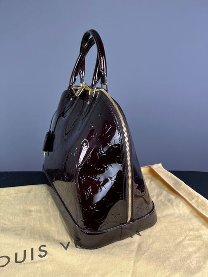 LOUIS VUITTON - Sac à main ALMA MM cuir verni...