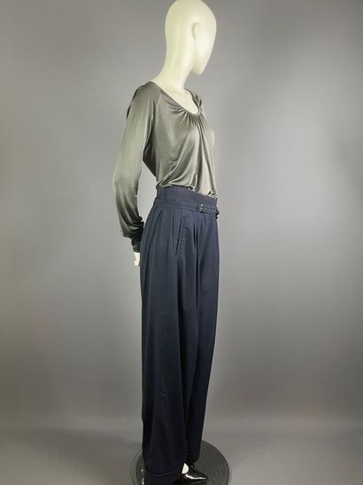 FERAUD / GEORGES RECH - Top en soie gris-vert...