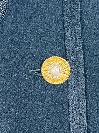 LOUIS FERAUD Veste tailleur en crêpe bleu...