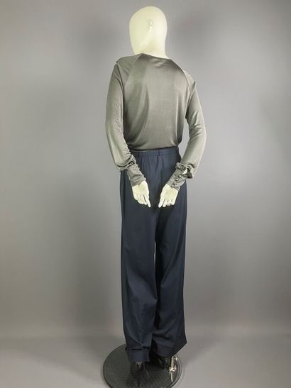 FERAUD / GEORGES RECH - Top en soie gris-vert...