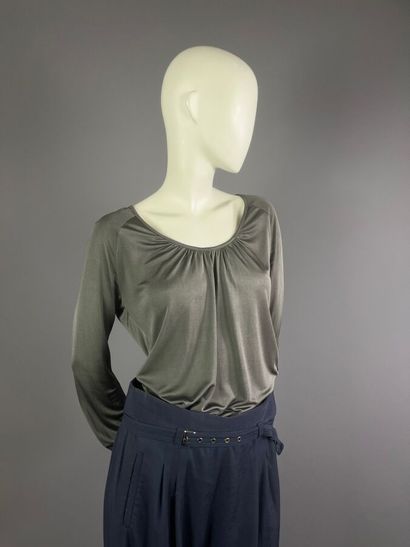 FERAUD / GEORGES RECH - Top en soie gris-vert...