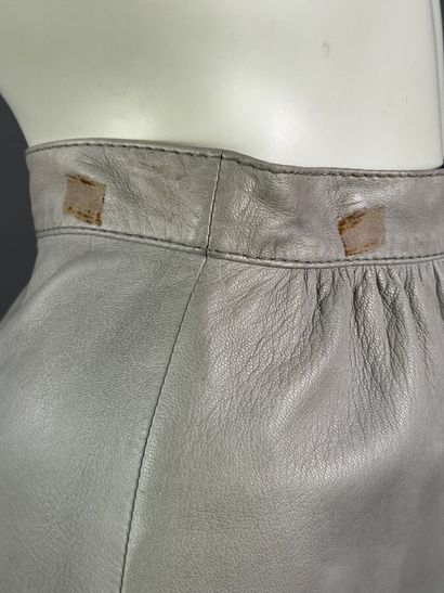 HERMÈS Paris - jupe en cuir d'agneau gris...