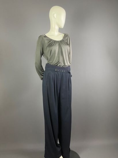 FERAUD / GEORGES RECH - Top en soie gris-vert...