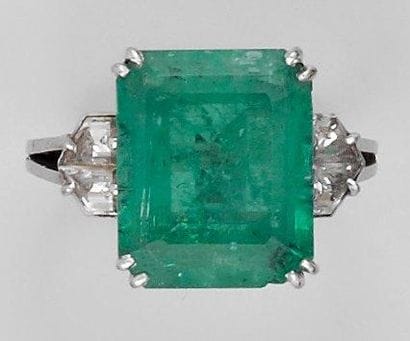 Bague en platine sertie d'une émeraude rectangulaire...