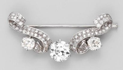 Broche en platine et or gris ornée d'un diamant...