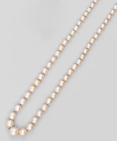 Important collier de 97 perles fines en chute,...