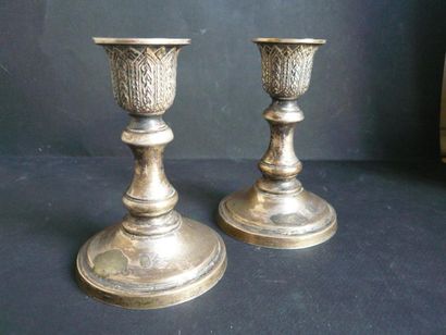 Paire de petits bougeoirs en argent. Travail...