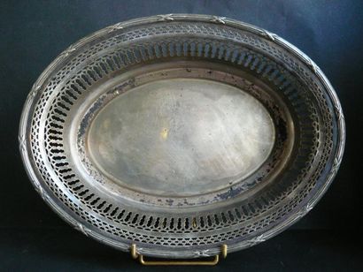 Corbeille à pain en argent à décor ajouré....