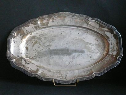 Plat ovale en argent à bord chantourné et...