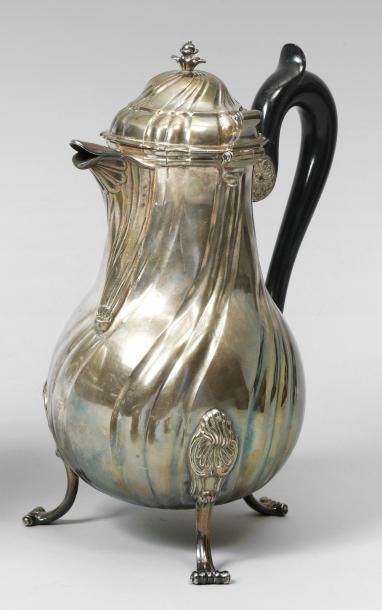 Cafetière en argent de forme balustre, à...