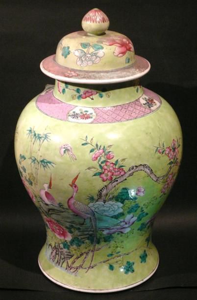 Potiche couverte en porcelaine à décor de...