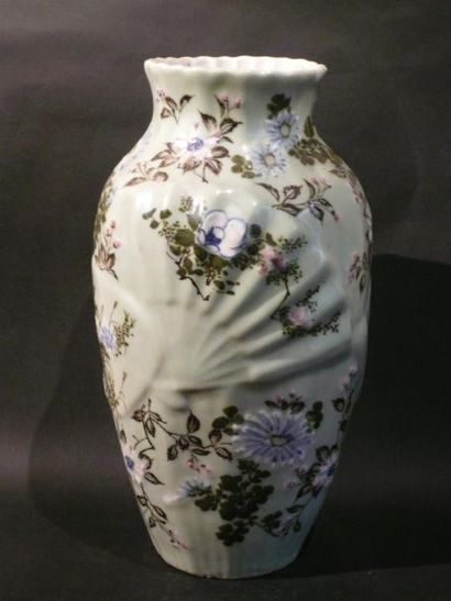 Paire de vases en porcelaine à décor en relief...