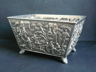 Coupe rectangulaire sur pieds en argent à...