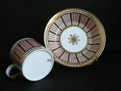 Tasse litron et sa soucoupe en porcelaine...