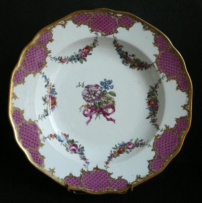 VIENNE
Assiette creuse à contours en porcelaine...