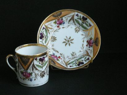 Tasse litron et sa soucoupe en porcelaine...