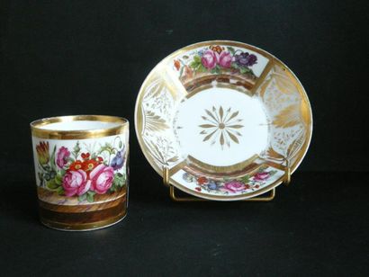 Tasse litron et sa soucoupe en porcelaine...