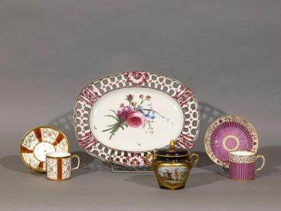Tasse litron et sa soucoupe en porcelaine...