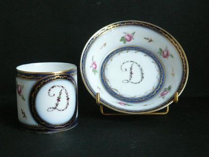 Tasse litron et sa soucoupe en porcelaine...