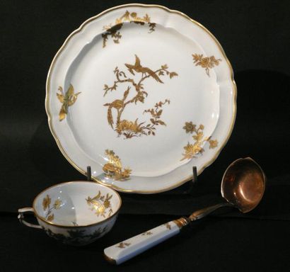 Partie de service de table en porcelaine...