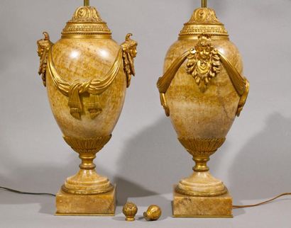 Paire de pieds de lampe en onyx orné de bronzes...