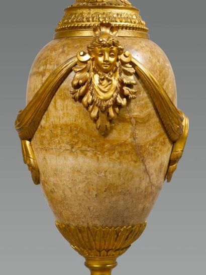 Paire de pieds de lampe en onyx orné de bronzes...