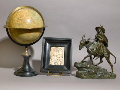 Globe terrestre en cuivre et piètement en...