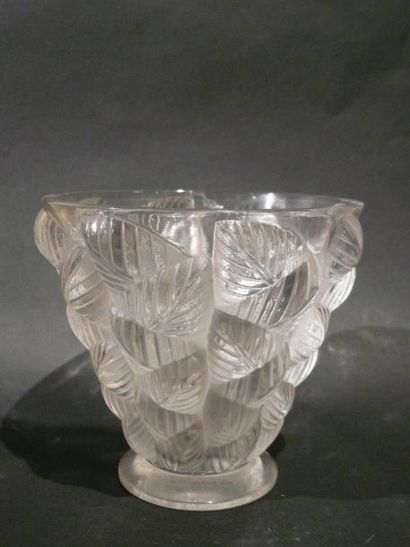 LALIQUE
Coupe en cristal moulé. Signée Lalique...