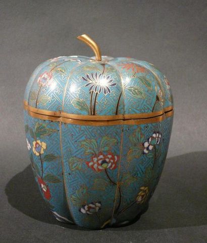 Pot couvert en forme de fruit en bronze doré...