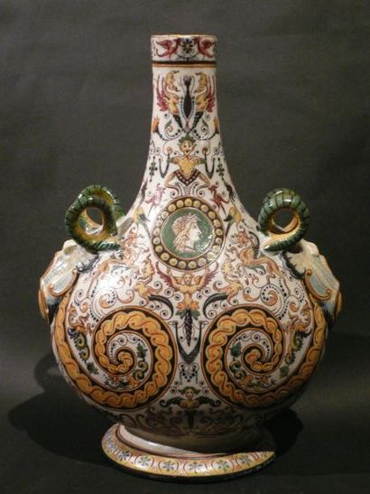 Grande gourde en faïence polychrome à décor...