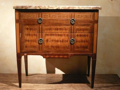 Petite commode de forme droite en bois de...