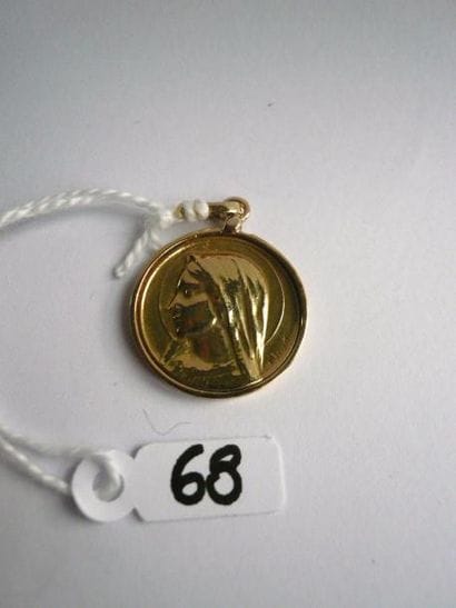Médaille religieuse en or jaune. Poids brut:...