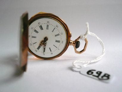 Montre de col en or facettée (mécanisme rouillé)....