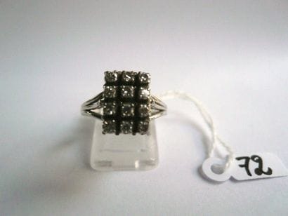 Bague en or gris à motif rectangulaire serti...