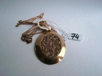 Chaîne de cou et pendentif ovale filigrané...
