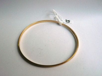 Bracelet rigide en or jaune guilloché. Tour...