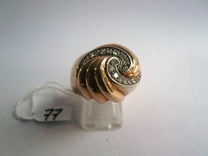 Bague en or jaune et platine à dôme spiralé...