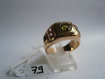 Bague chevalière en or jaune sertie de tourmalines...